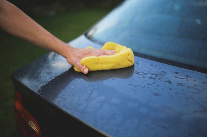 carrosserie-HYERES-min_cleaning_washing_carwash_sponge_car_auto_hand_man-722705